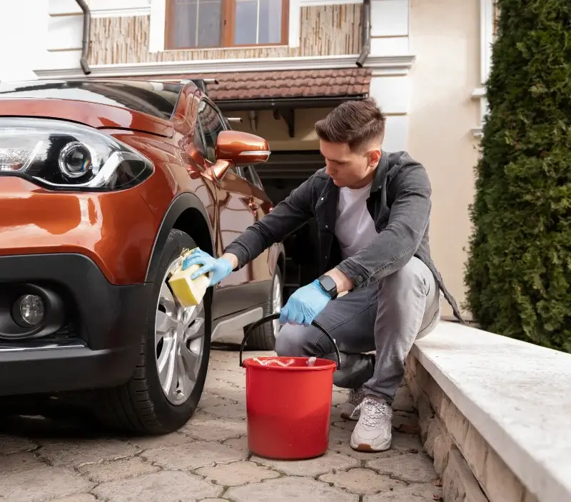 Lavage auto à domicile Mairy-Mainville : professionnel intervenant sur un véhicule